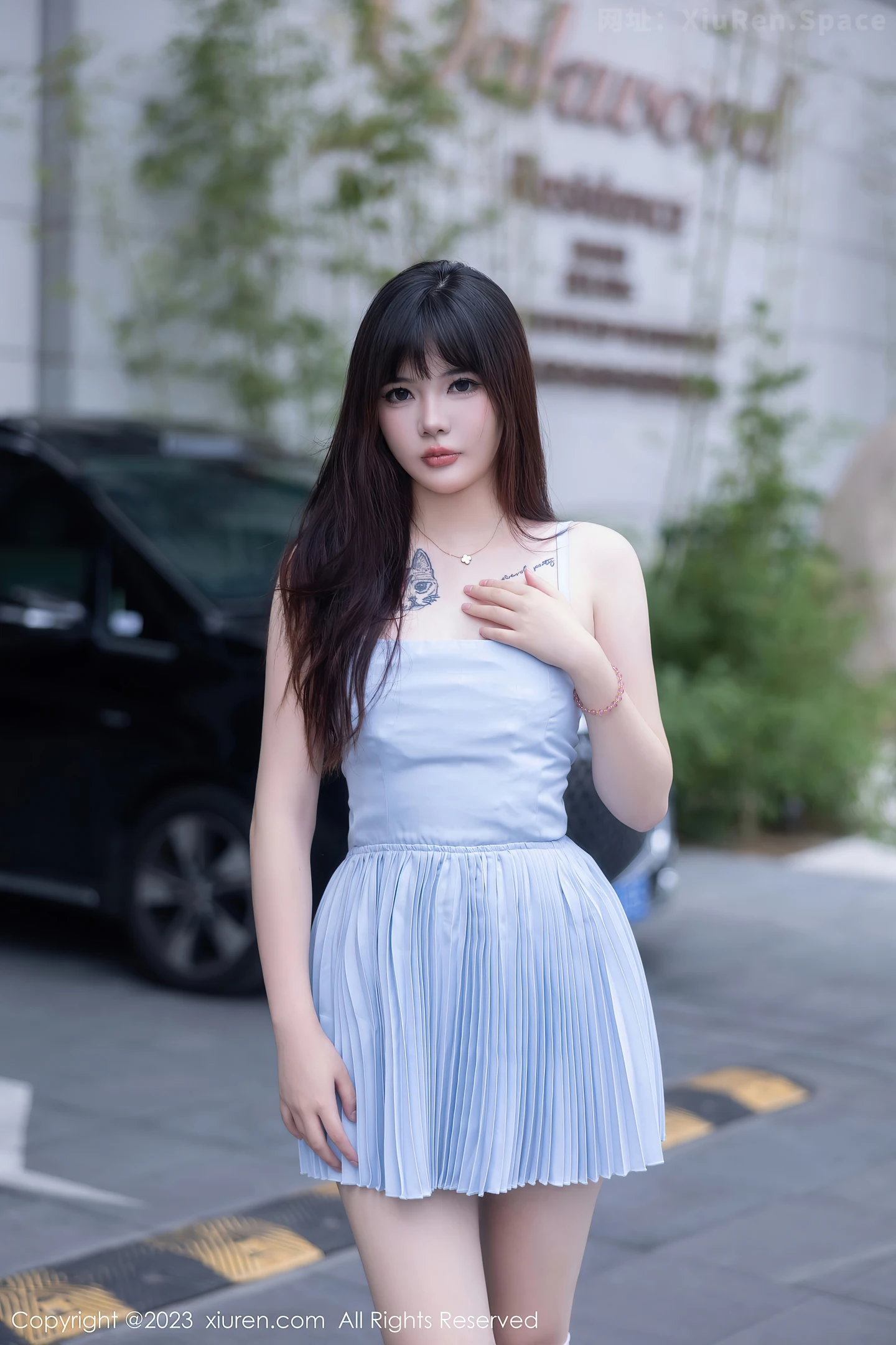 图片[3]-[XiuRen秀人网]VOL.7266 模特Arude薇薇性感淡蓝色连衣短裙配白丝袜秀曼妙身姿诱惑写真69P-秀人网官方网站